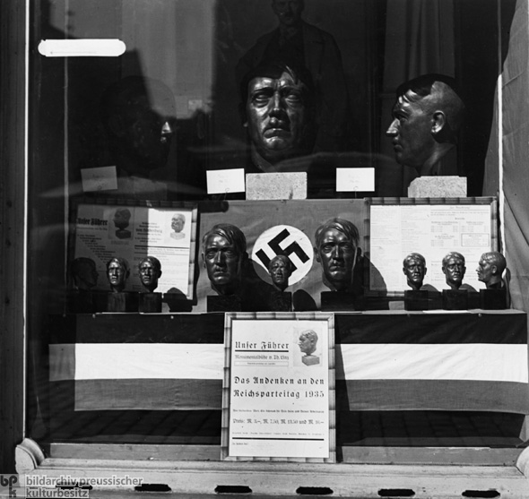 Schaufenster mit Hitlerbüsten: Andenken an den „Reichsparteitag der Freiheit”, Nürnberg (Herbst 1935)